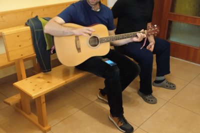 Hra na gitare s dobrovoľníkmi zo ŽSK