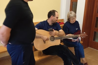 Hra na gitare s dobrovoľníkmi zo ŽSK